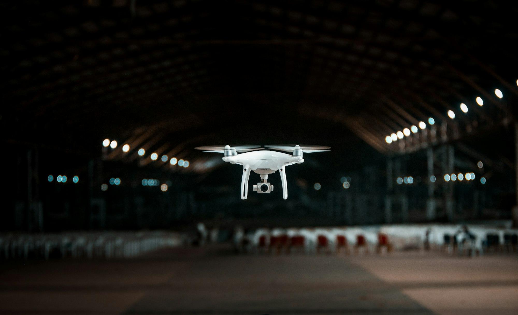 Drone survolant une centrale photovoltaïque