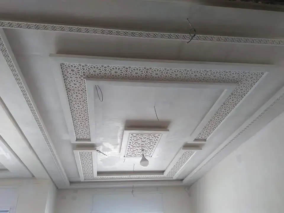 Faux plafond avec frises ornementales géométriques ajourées en plâtre