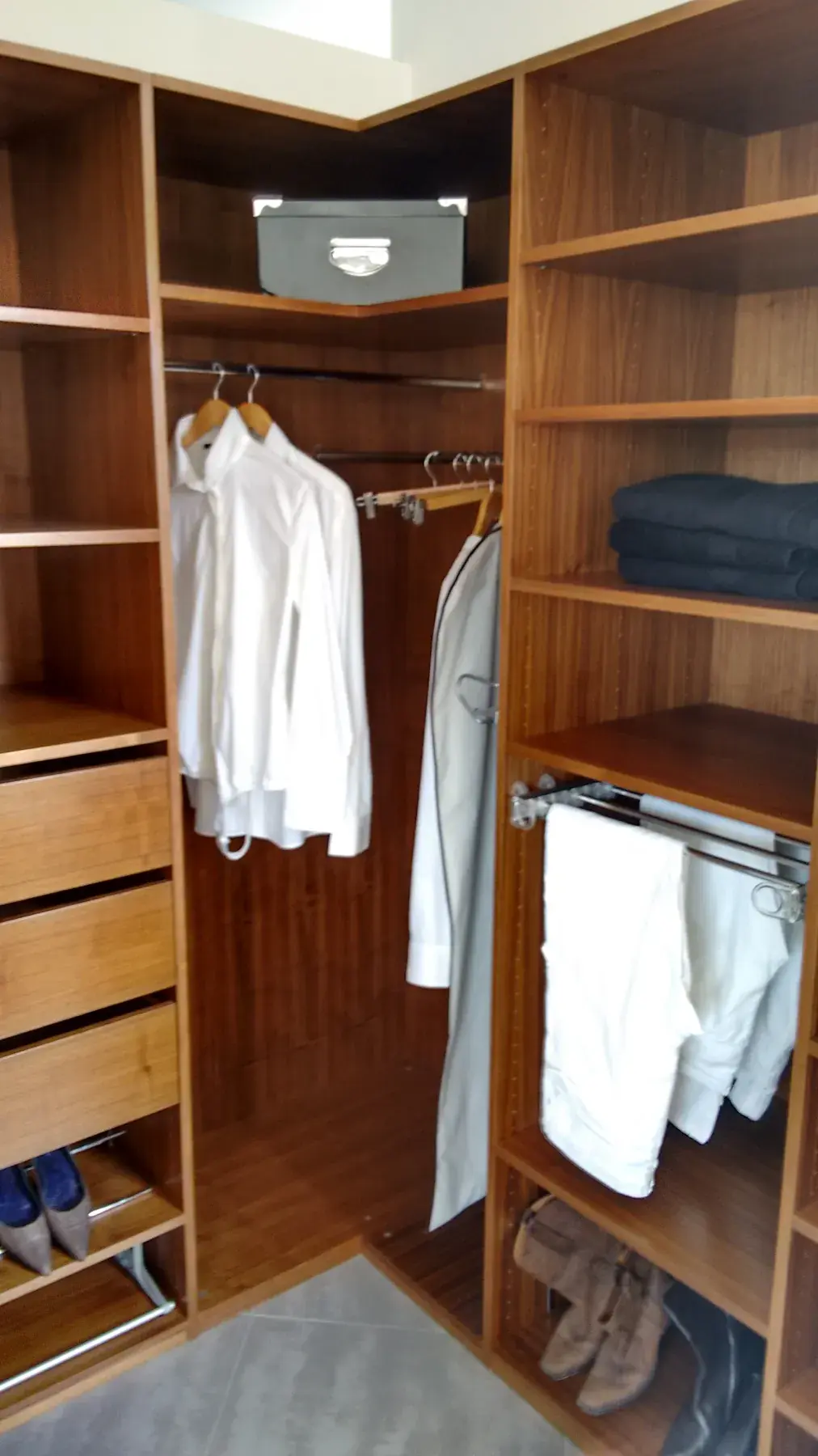 Dressing sur mesure en bois avec penderie d'angle, tiroirs et porte-pantalons