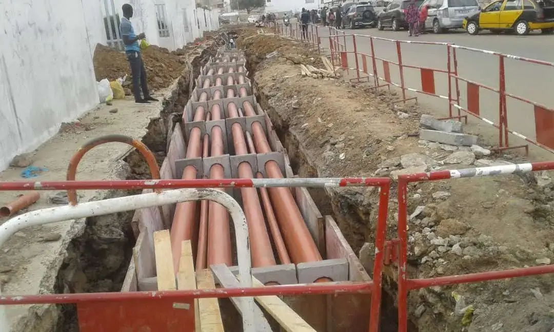 Tranchée de câbles électriques : fourreaux alignés sur cales béton