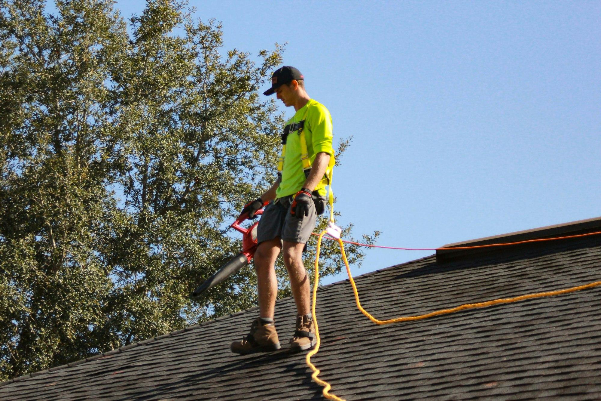 Technicien MaythEG installant des panneaux solaires sur un toit