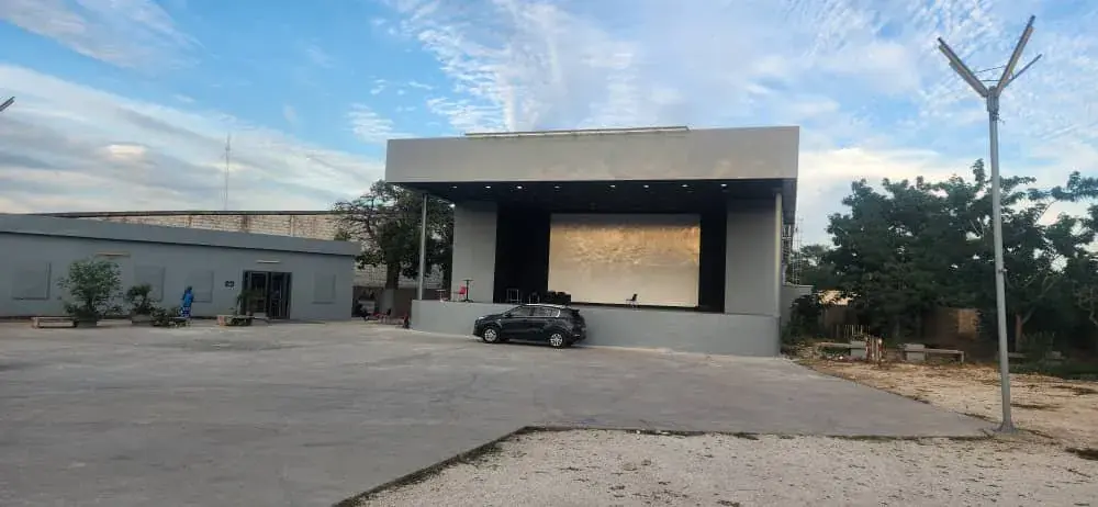 Salle de spectacle en plein air : scène couverte avec écran et cour