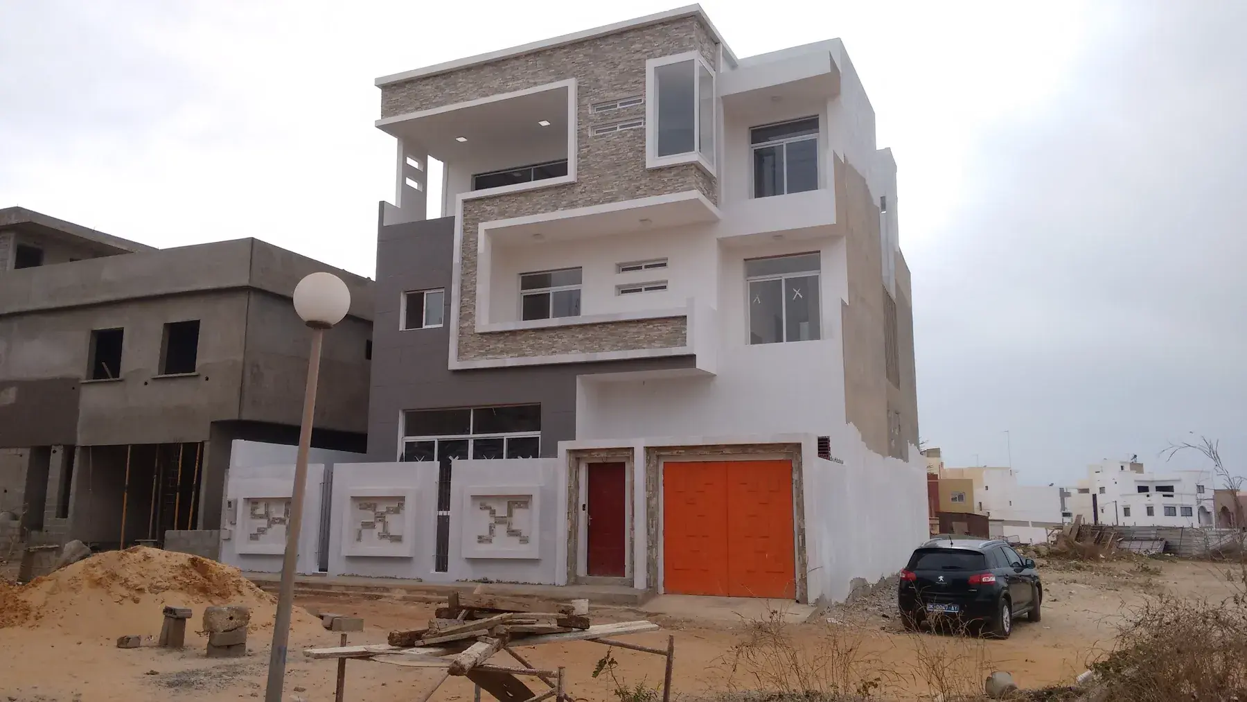 Villa contemporaine à façade en parement pierre, enduit blanc et gris