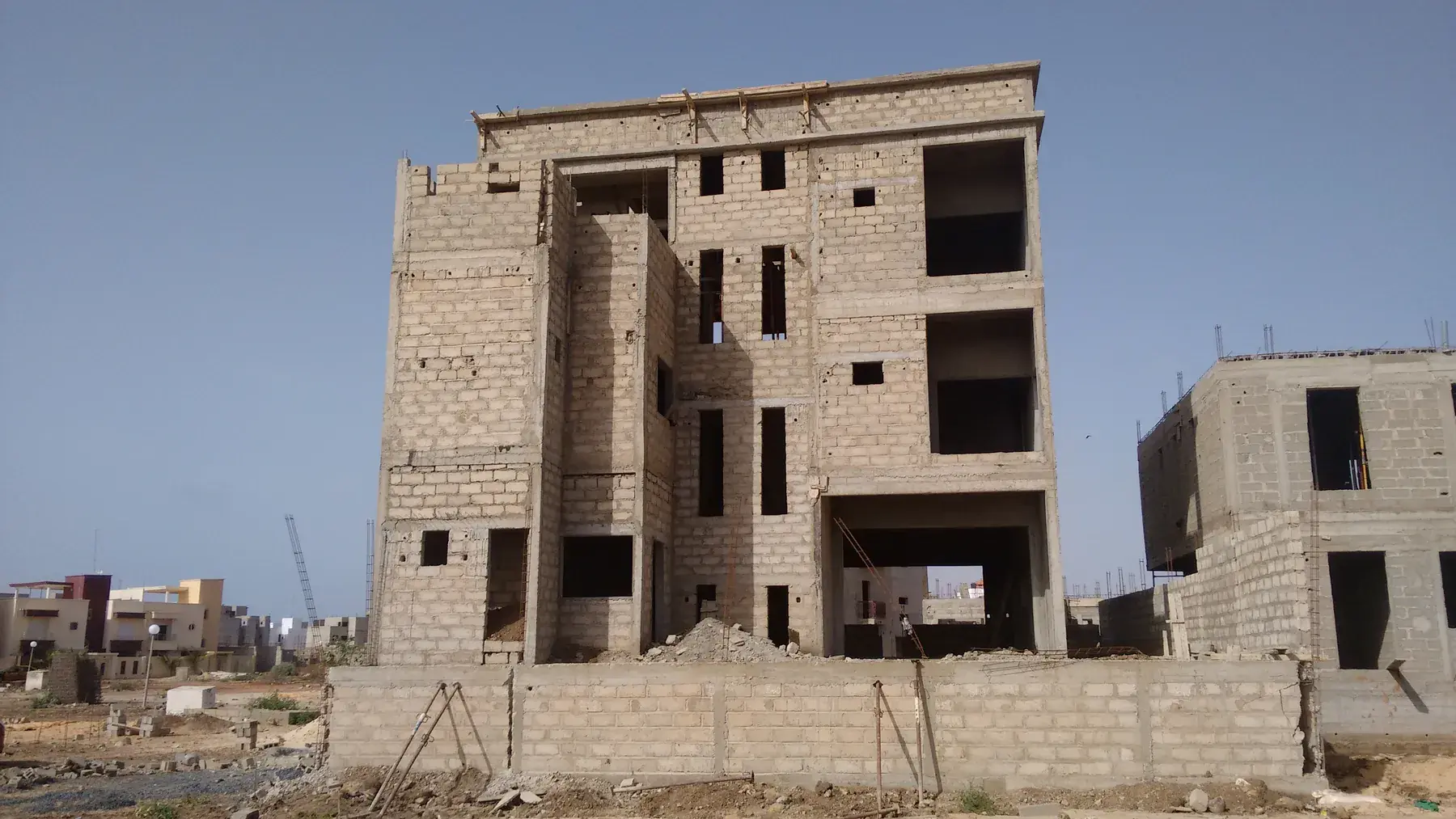 Gros œuvre d'une villa en blocs sous un ciel bleu dégagé
