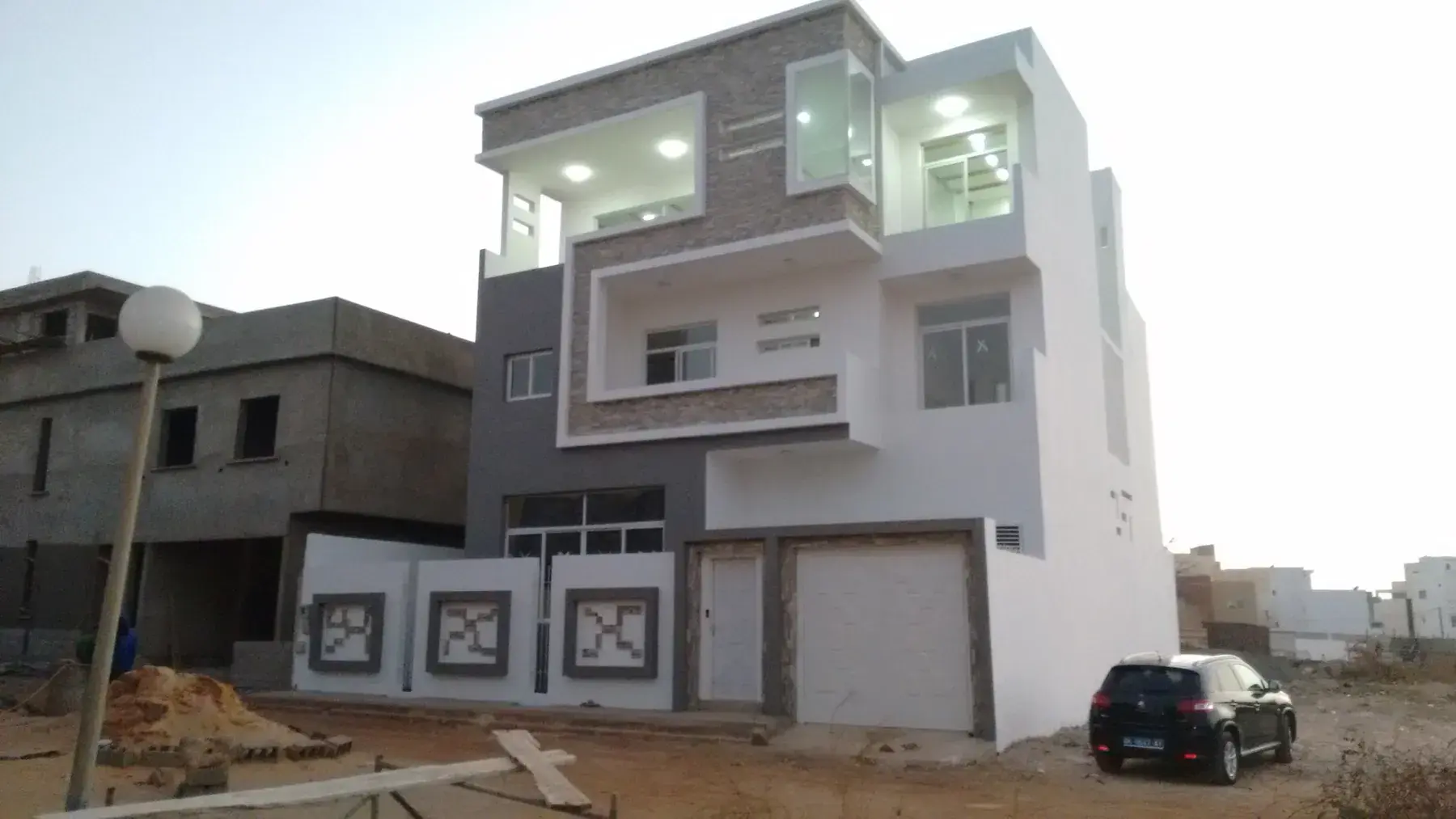 Façade de villa au crépuscule, spots encastrés allumés