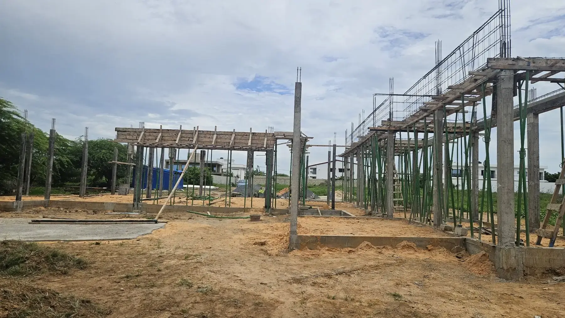 Structure poteaux-poutres et coffrages sur terrain sableux