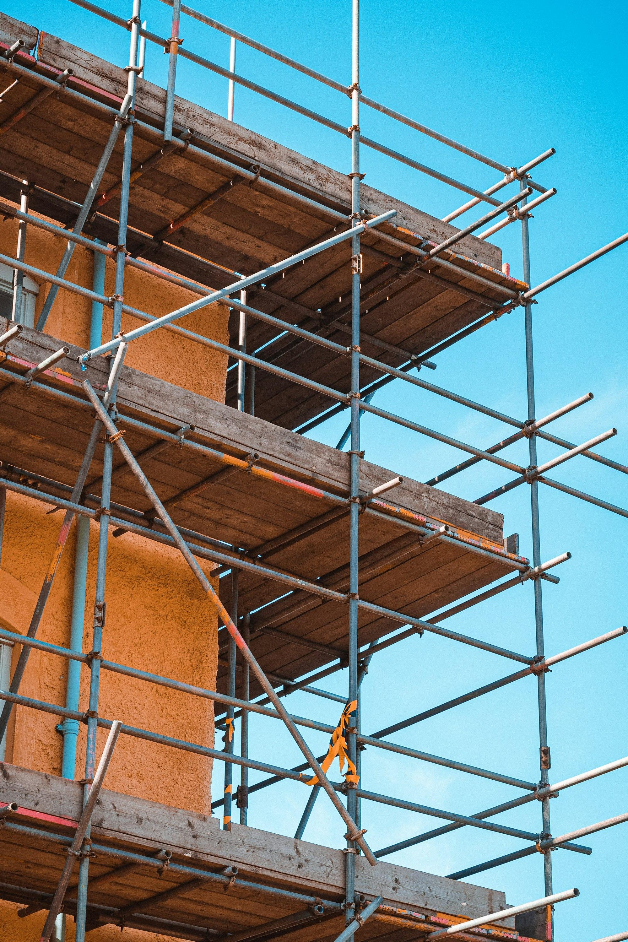 Façade de bâtiment en cours de réhabilitation avec échafaudage